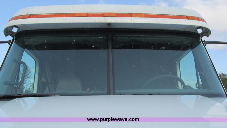 image for item L5274 2005 Freightliner Columbia semi truck