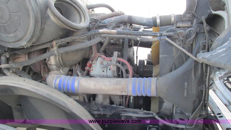 image for item L5274 2005 Freightliner Columbia semi truck