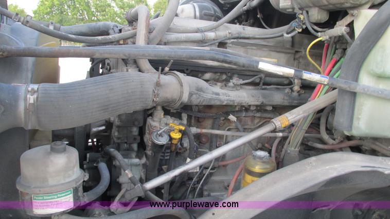 image for item L5274 2005 Freightliner Columbia semi truck