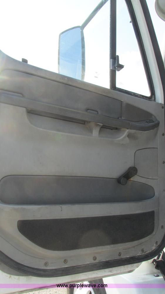 image for item L5274 2005 Freightliner Columbia semi truck