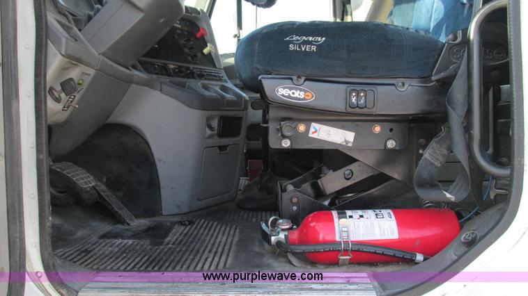 image for item L5274 2005 Freightliner Columbia semi truck