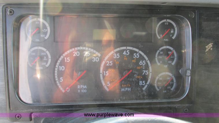 image for item L5274 2005 Freightliner Columbia semi truck