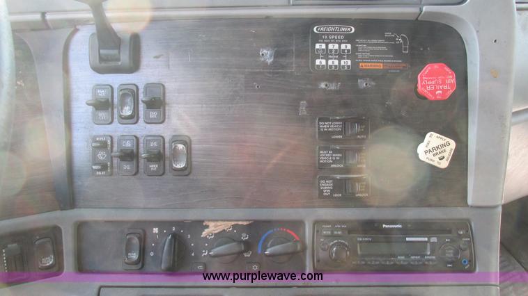 image for item L5274 2005 Freightliner Columbia semi truck