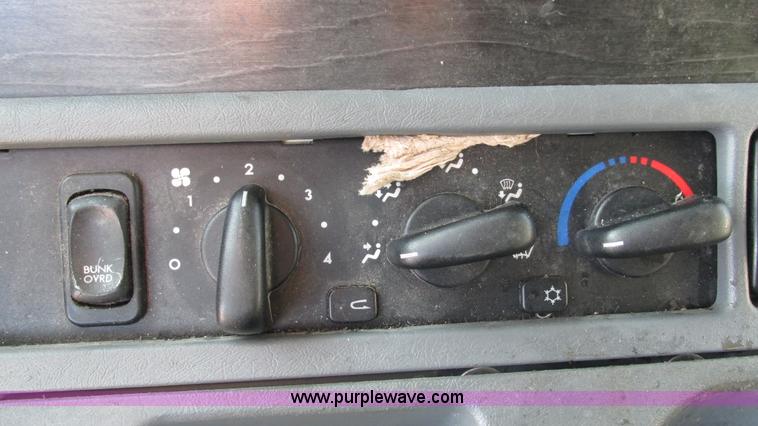 image for item L5274 2005 Freightliner Columbia semi truck