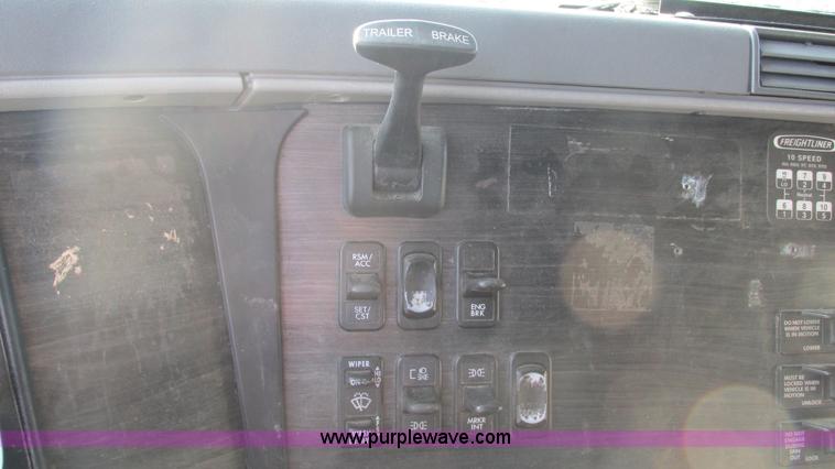 image for item L5274 2005 Freightliner Columbia semi truck