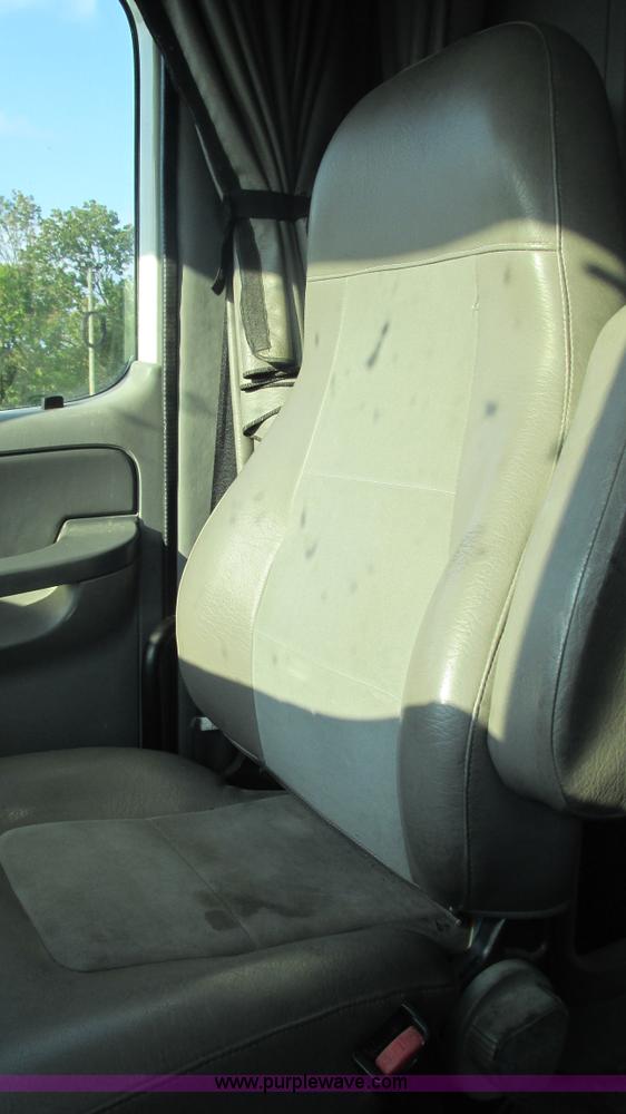 image for item L5274 2005 Freightliner Columbia semi truck