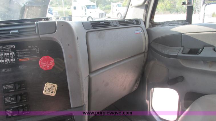 image for item L5274 2005 Freightliner Columbia semi truck