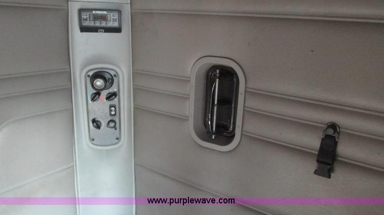 image for item L5274 2005 Freightliner Columbia semi truck