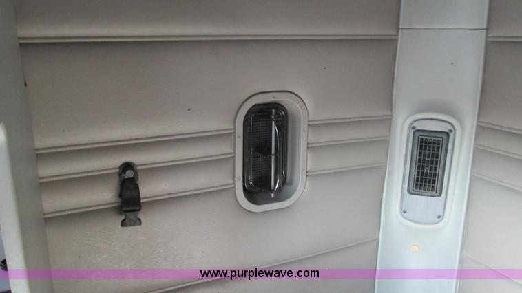 image for item L5274 2005 Freightliner Columbia semi truck