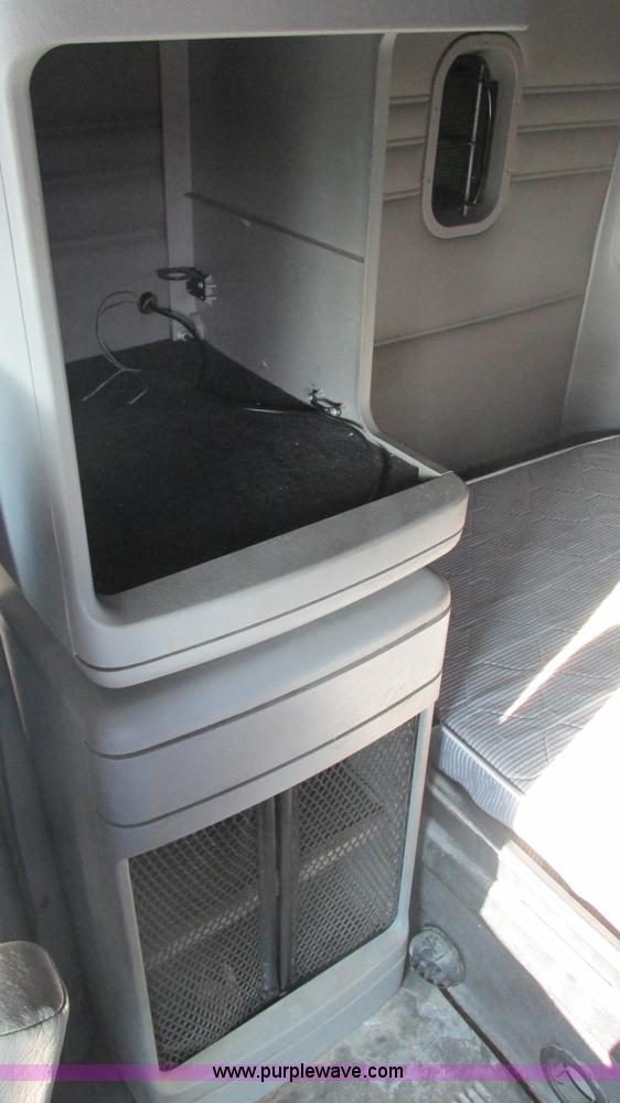 image for item L5274 2005 Freightliner Columbia semi truck