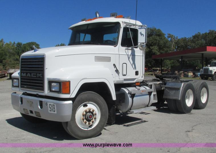 image for item L5285 1994 Mack CH613 semi truck