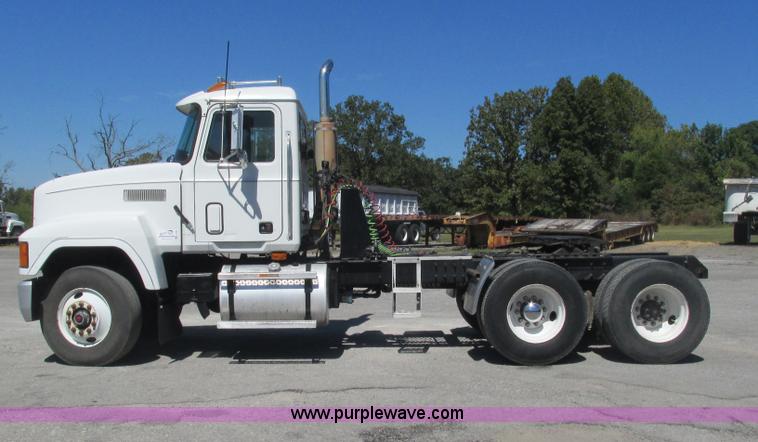 image for item L5285 1994 Mack CH613 semi truck