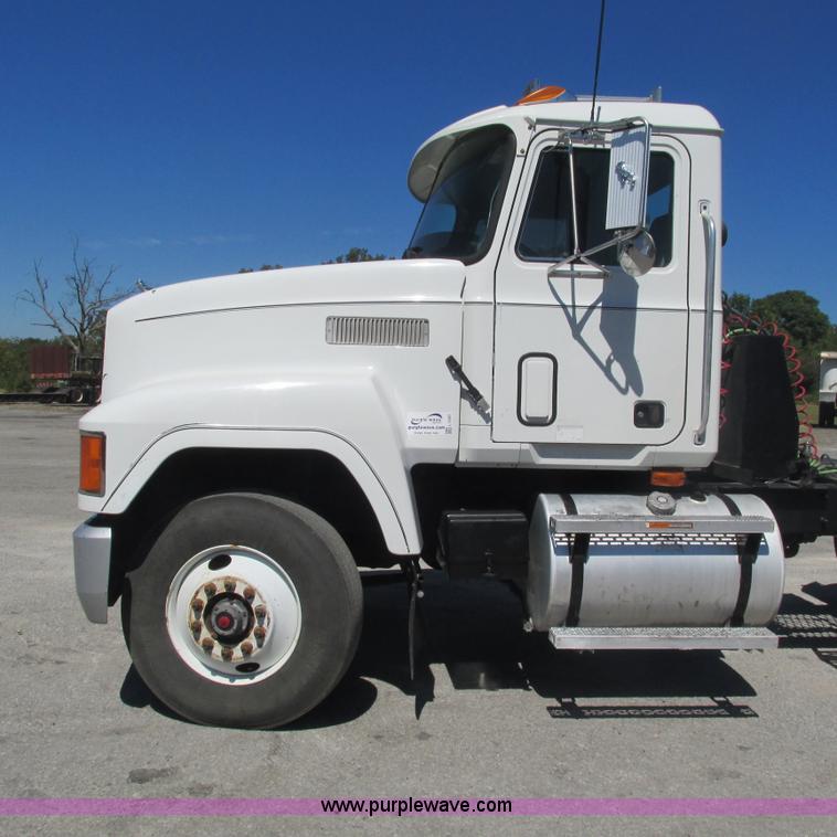 image for item L5285 1994 Mack CH613 semi truck