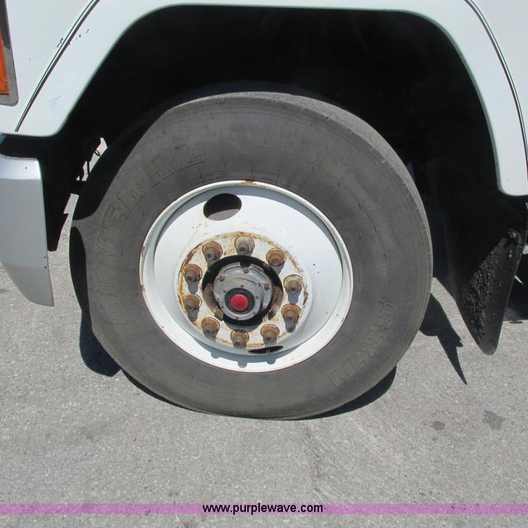 image for item L5285 1994 Mack CH613 semi truck