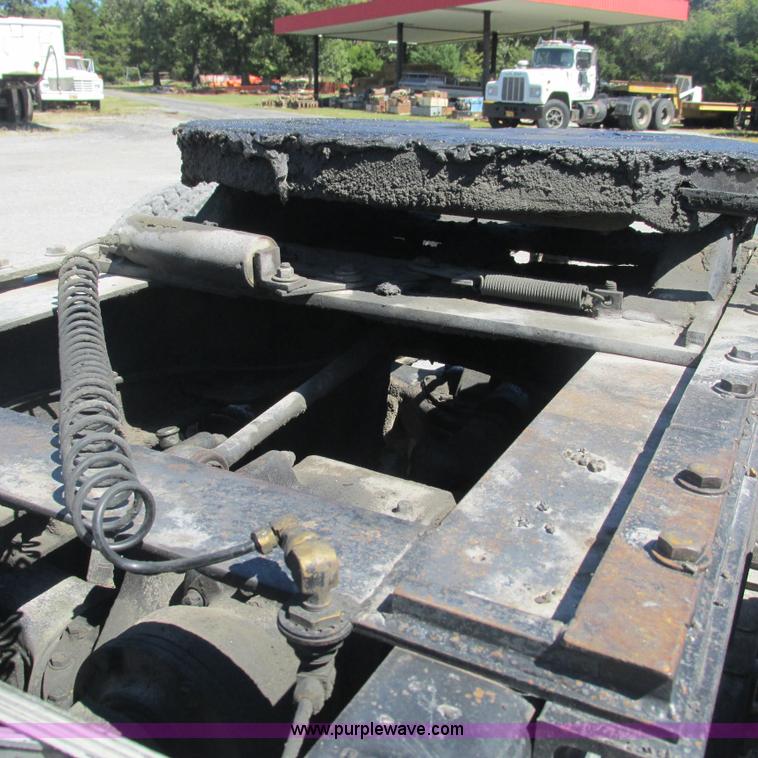 image for item L5285 1994 Mack CH613 semi truck