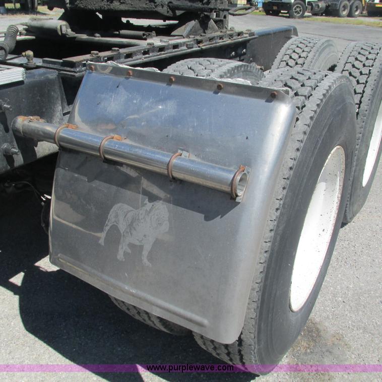 image for item L5285 1994 Mack CH613 semi truck