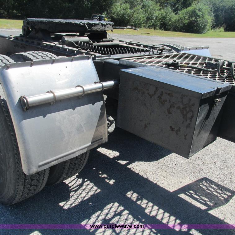 image for item L5285 1994 Mack CH613 semi truck