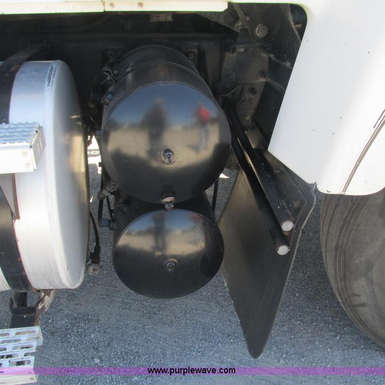 image for item L5285 1994 Mack CH613 semi truck