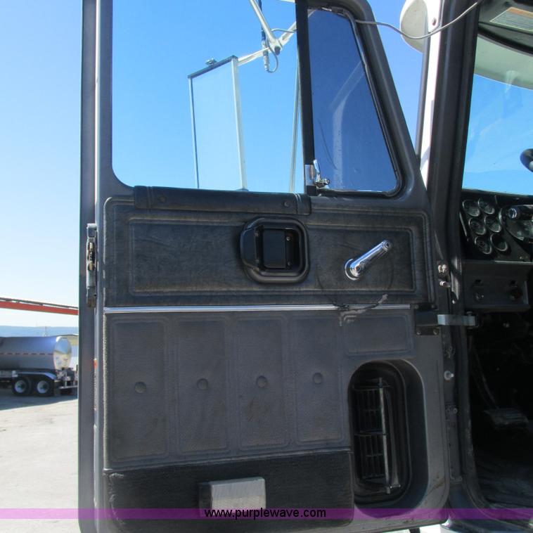 image for item L5285 1994 Mack CH613 semi truck
