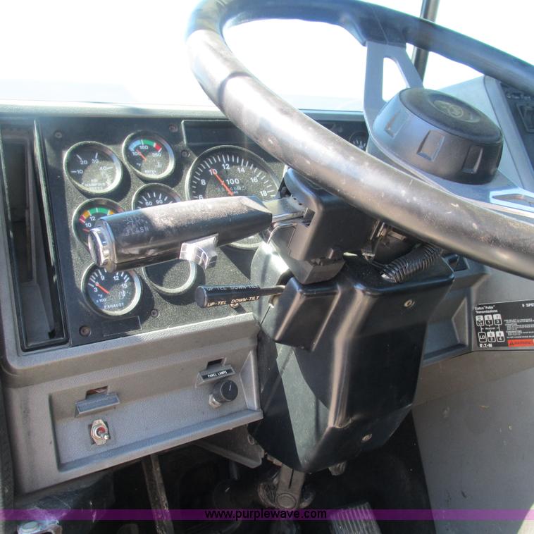 image for item L5285 1994 Mack CH613 semi truck