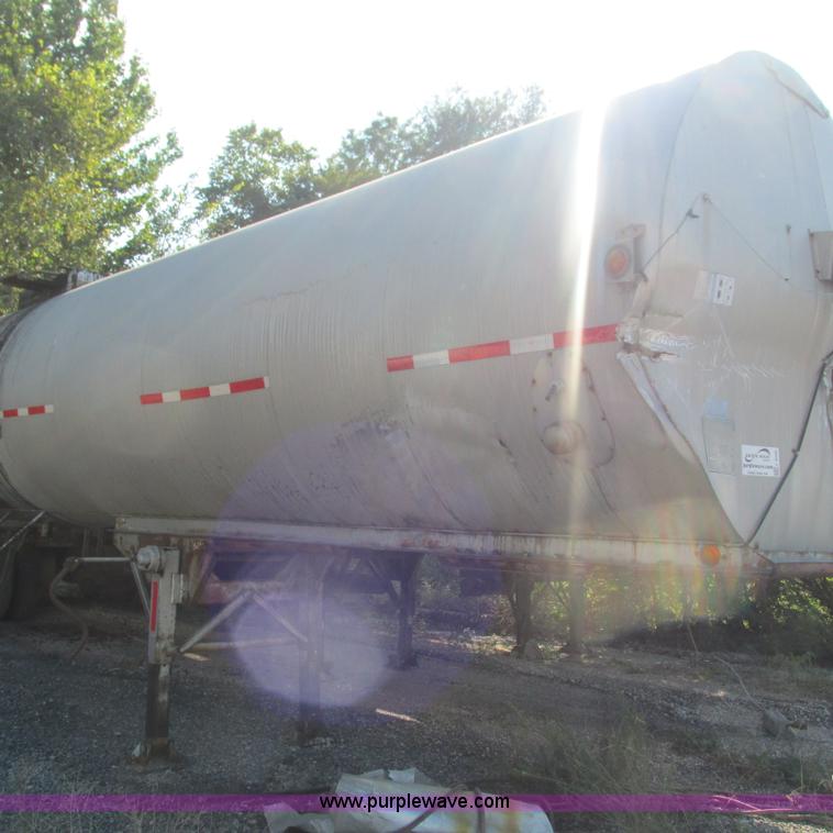 image for item L5299 1973 Trailmobile T41I1CBG oil tanker trailer