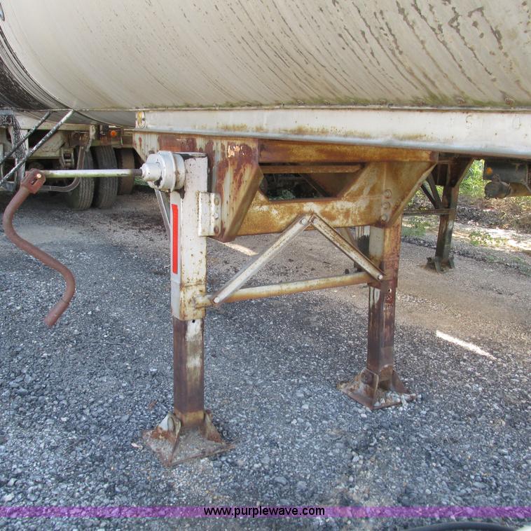 image for item L5299 1973 Trailmobile T41I1CBG oil tanker trailer