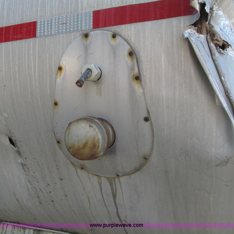 image for item L5299 1973 Trailmobile T41I1CBG oil tanker trailer