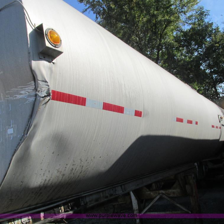 image for item L5299 1973 Trailmobile T41I1CBG oil tanker trailer