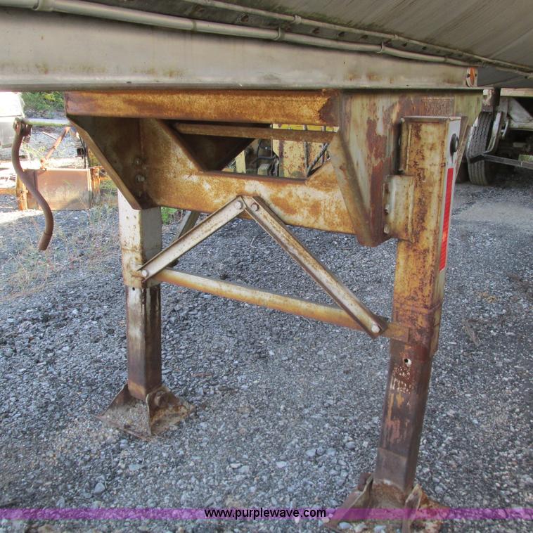 image for item L5299 1973 Trailmobile T41I1CBG oil tanker trailer