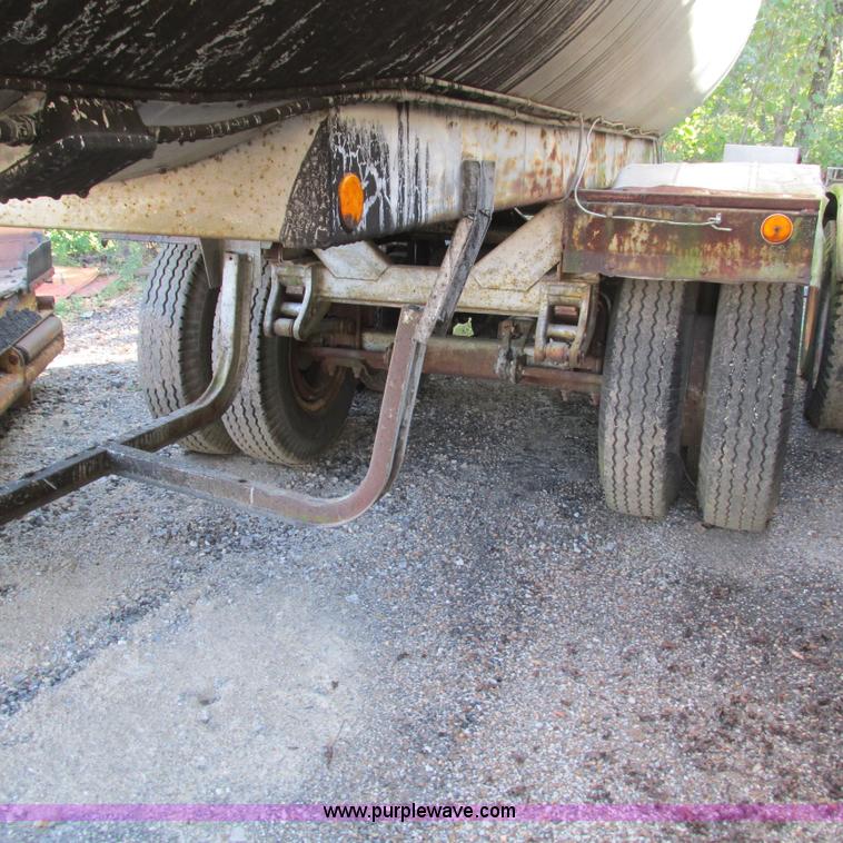 image for item L5299 1973 Trailmobile T41I1CBG oil tanker trailer