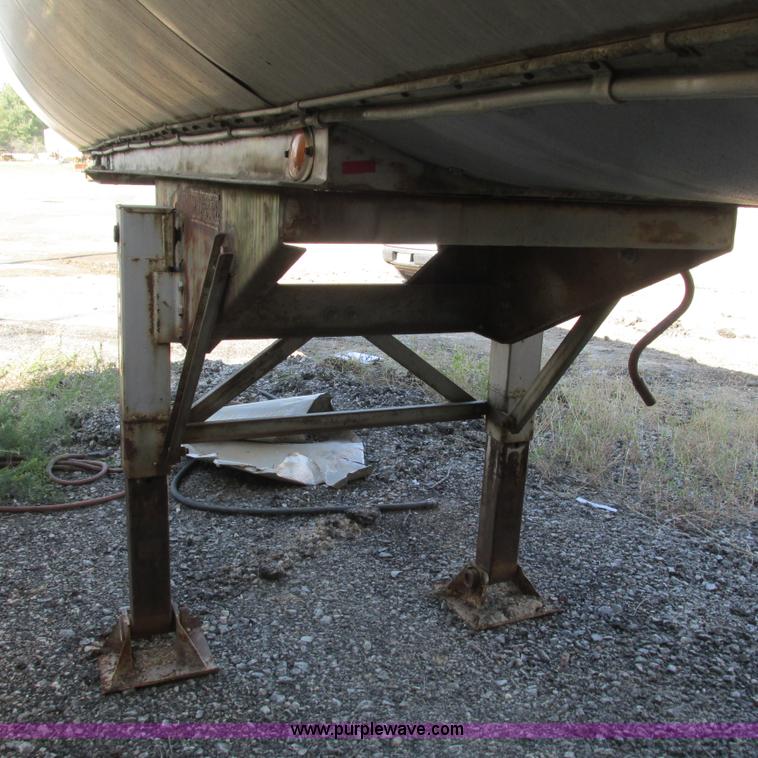 image for item L5299 1973 Trailmobile T41I1CBG oil tanker trailer