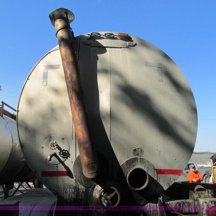 image for item L5299 1973 Trailmobile T41I1CBG oil tanker trailer