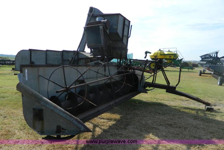 image for item BT9954 Minneapolis Moline G pull type harvester