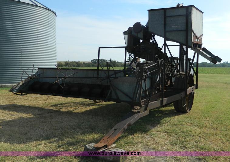 image for item BT9954 Minneapolis Moline G pull type harvester