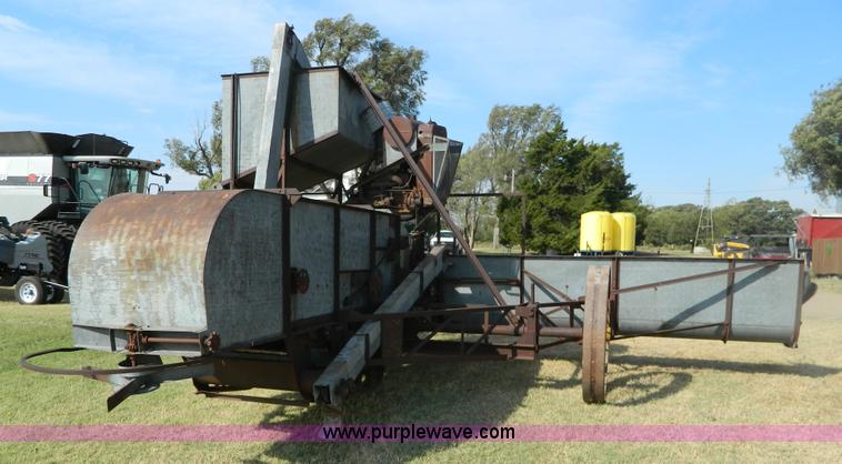 image for item BT9954 Minneapolis Moline G pull type harvester