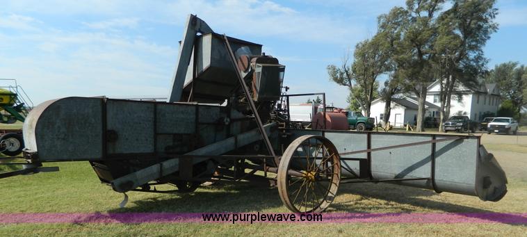 image for item BT9954 Minneapolis Moline G pull type harvester