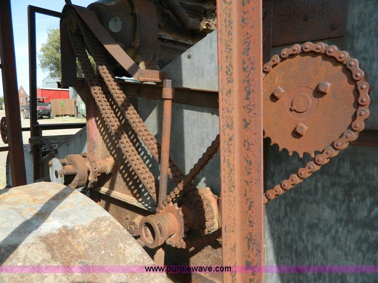 image for item BT9954 Minneapolis Moline G pull type harvester