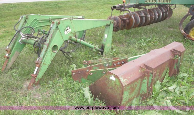 image for item H1130 John Deere 148 loader