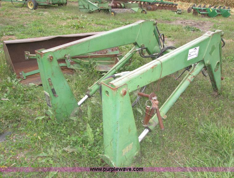 image for item H1130 John Deere 148 loader