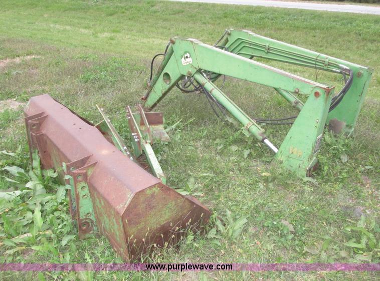 image for item H1130 John Deere 148 loader