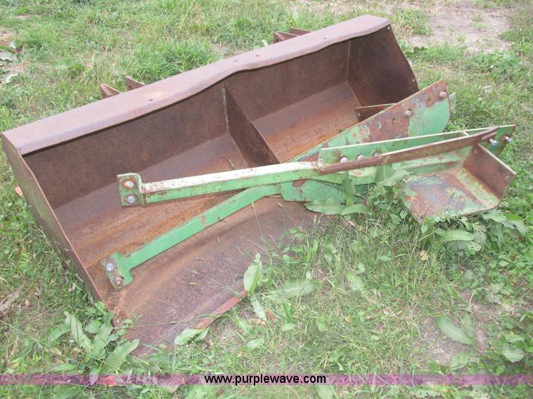 image for item H1130 John Deere 148 loader