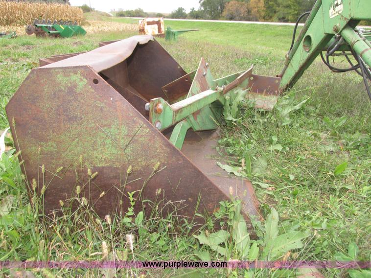 image for item H1130 John Deere 148 loader