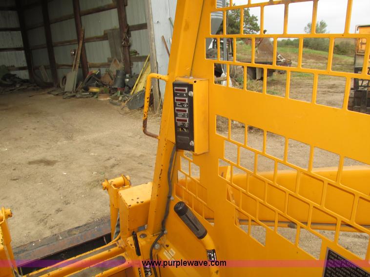 image for item H1132 1991 John Deere 375 skid steer