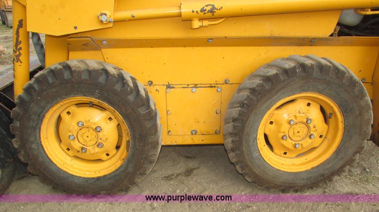 image for item H1132 1991 John Deere 375 skid steer