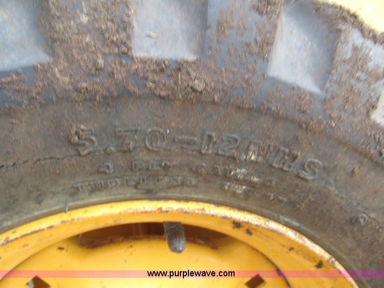 image for item H1132 1991 John Deere 375 skid steer