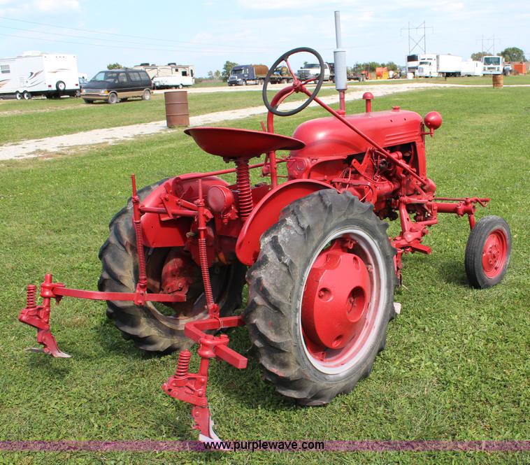 1947 Farmall Cub tractor in Spring Hill, KS Item J3650 sold Purple Wave