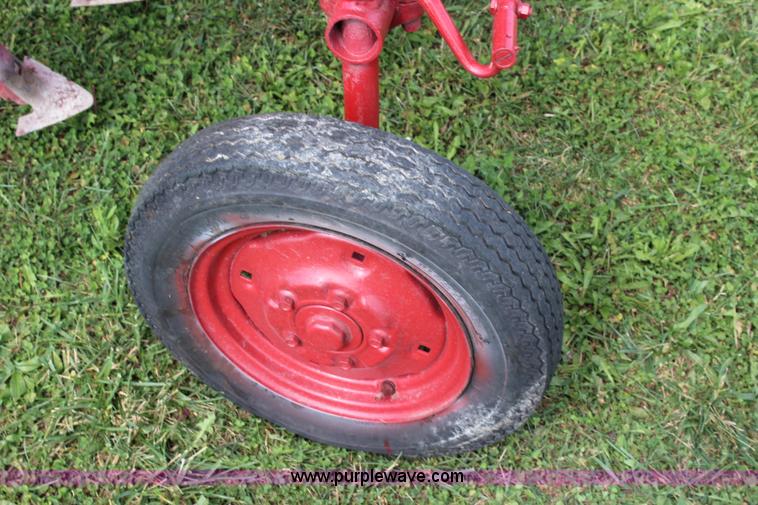 image for item J3650 1947 Farmall Cub tractor