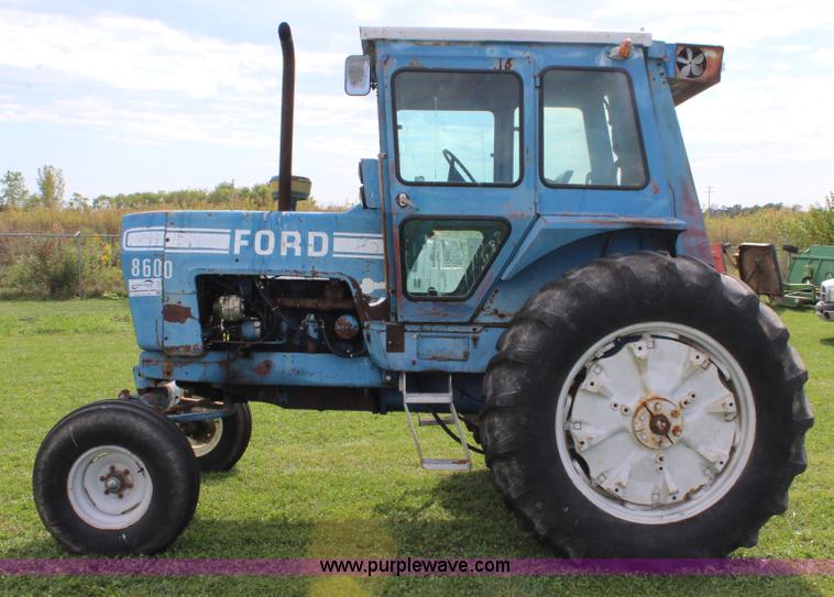 image for item J3707 1974 Ford 8600 tractor