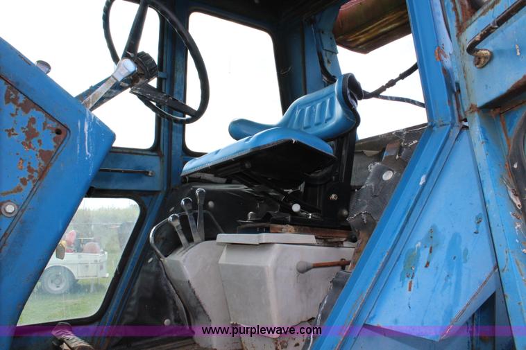 image for item J3707 1974 Ford 8600 tractor