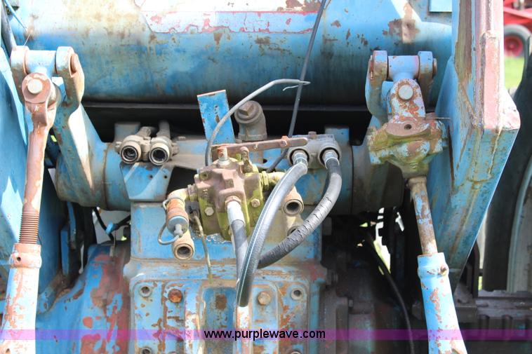 image for item J3707 1974 Ford 8600 tractor